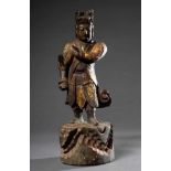 Holz geschnitzte „Höfling“ Figur mit Resten alter Bemalung, China, H. 38cm, Farbabplatzungen/