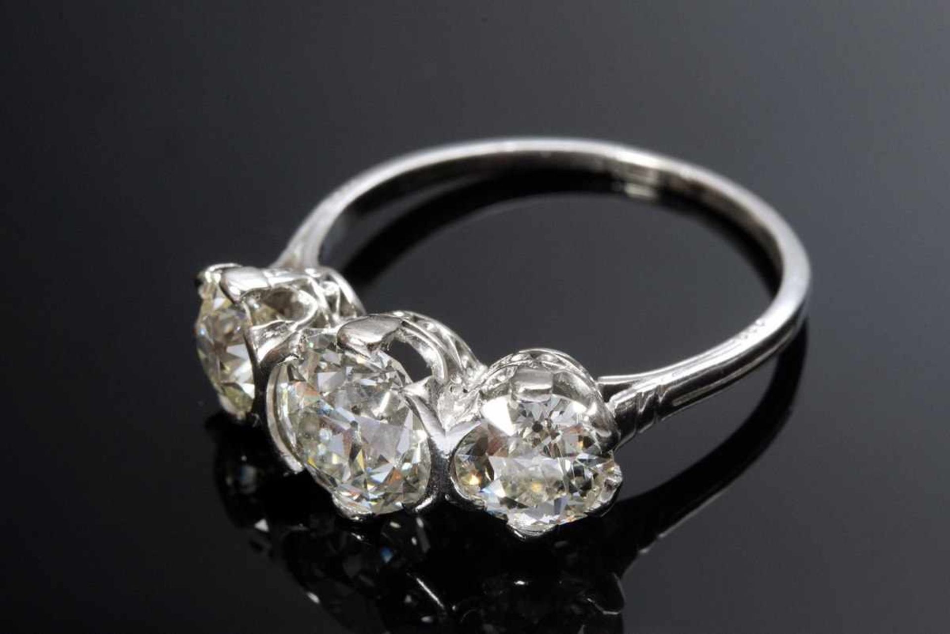 Eleganter handgefertigter Platin 950 Ring mit 3 Altschliffdiamanten (zus. ca. 2.65ct/SI/TCR-CR) um - Bild 2 aus 2