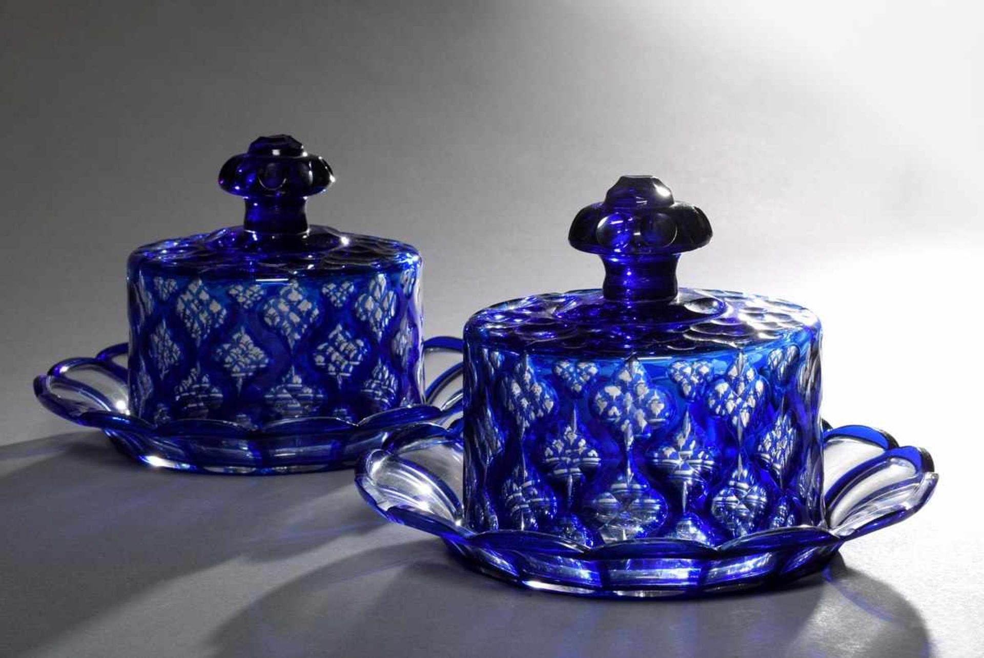 2 Blaue Biedermeier Überfangglas Käseglocken mit ornamentalem Schliff, H. 15cm, Ø 23cm (Teller),