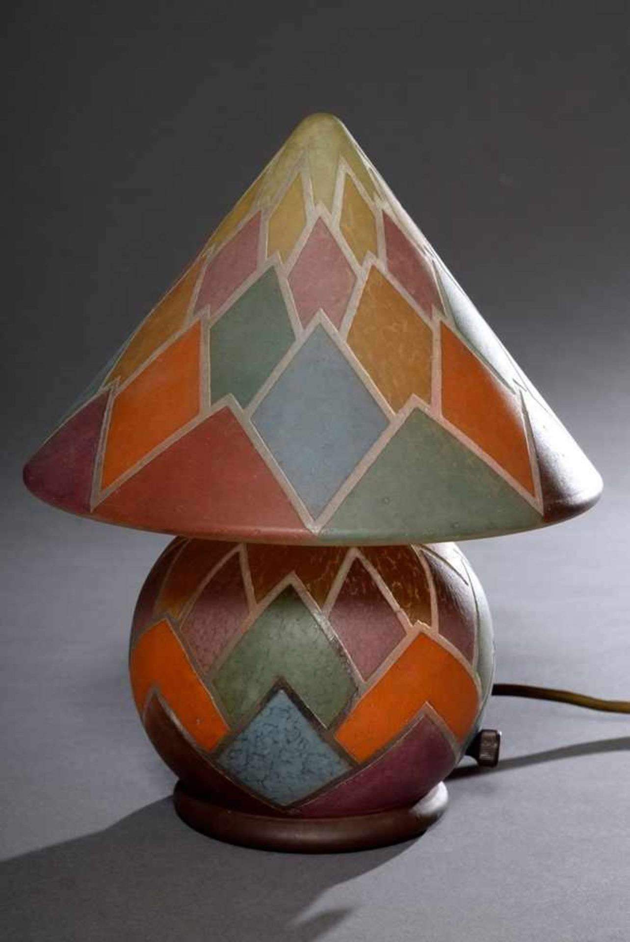 Tschechische Art Deco Lampe in Kugelform mit Kegelhut, farbige Einschmelzungen mit graphischem