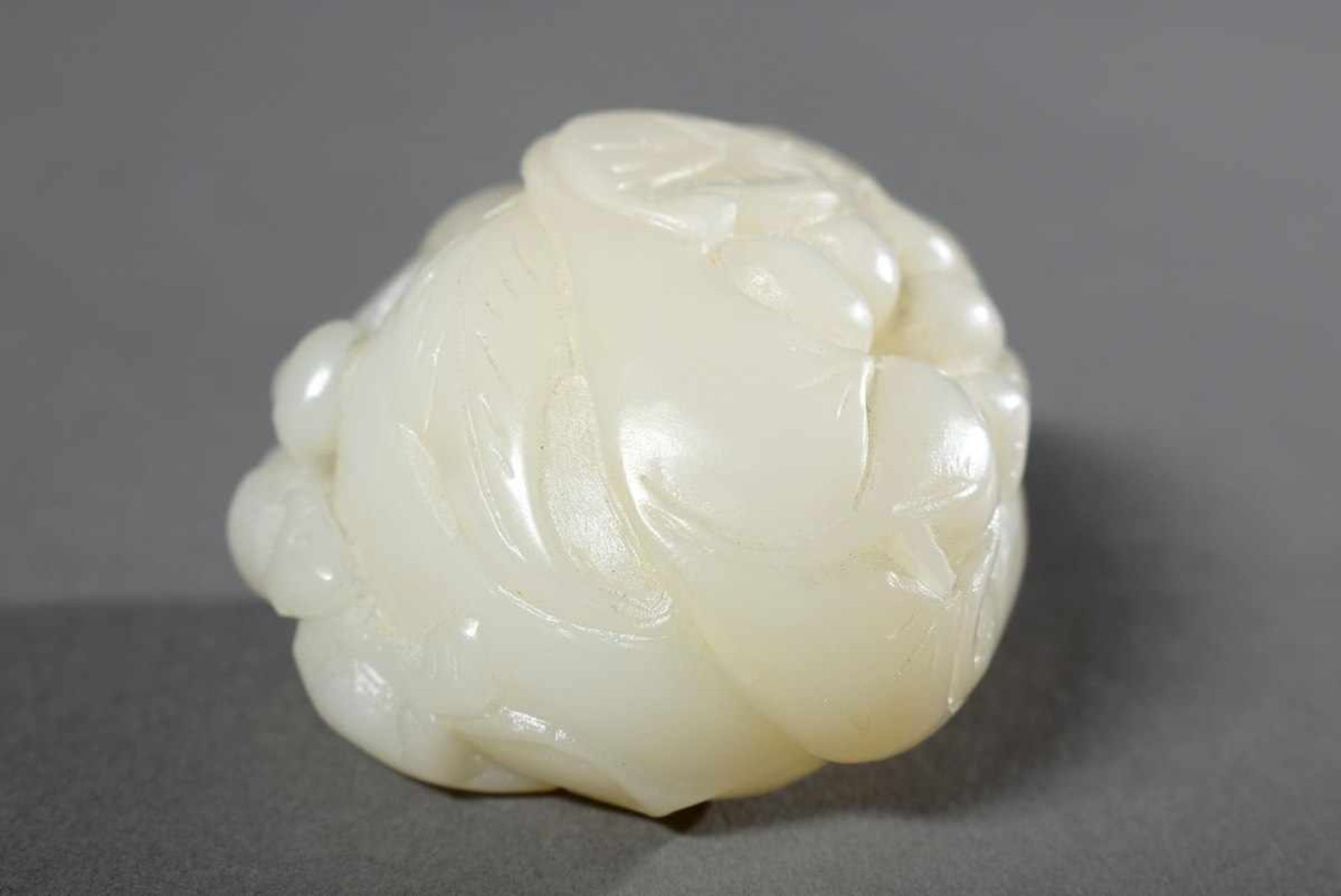 Chinesische Jadeschnitzerei „Frucht“, weiß/gelb, L. 6cmChinese jade "fruit", white/yellow, l. 6cm- - - Bild 2 aus 4