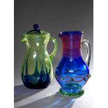 2 Diverse moderne farbige Glas Kannen mit bunten Fadenaufschmelzungen, 1x mit Deckel, 20. Jh., H.