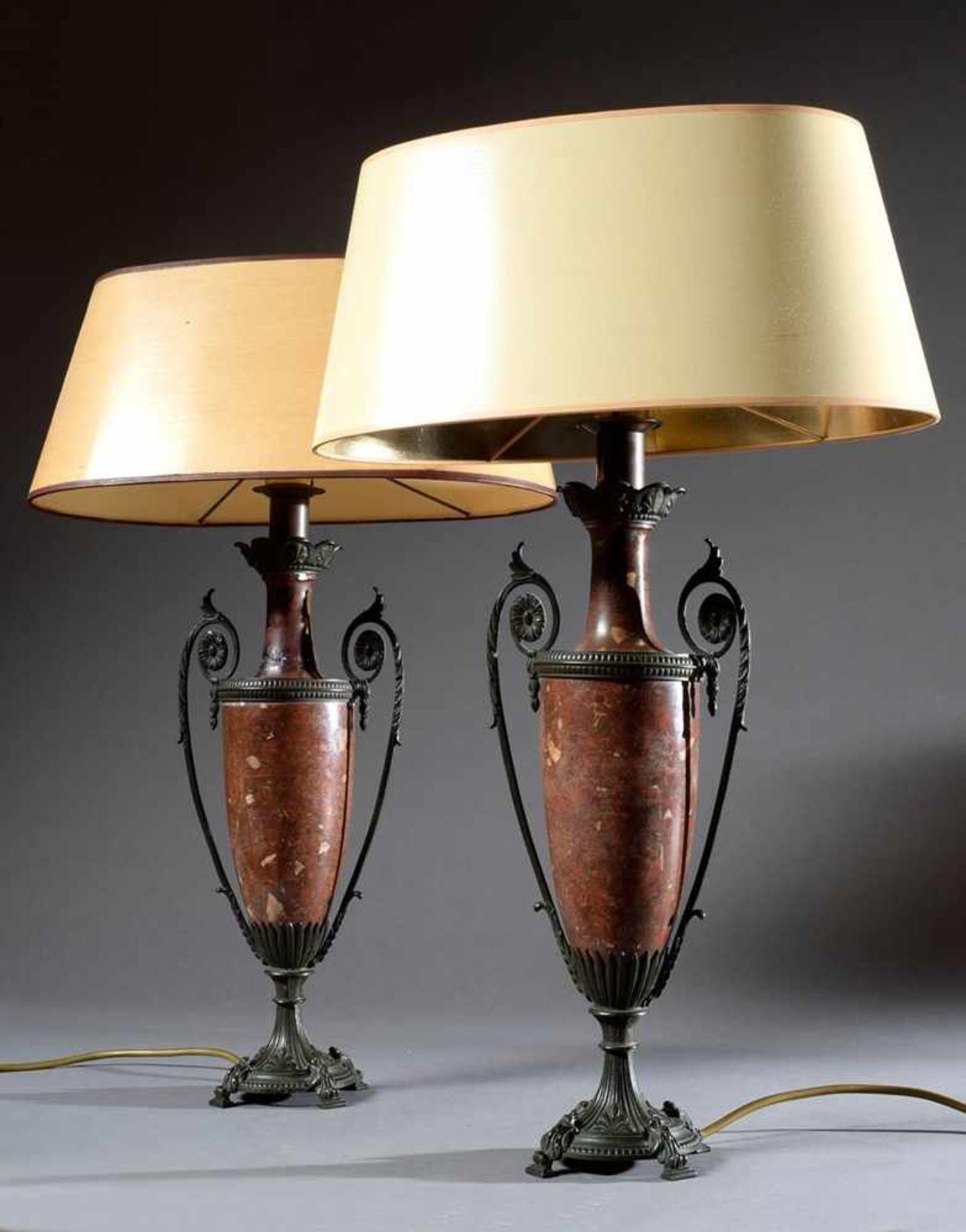 Paar Lampen mit roten Stein Vasenfüßen mit Metallmontierung in klassizistischer Façon, H. 60cm, 1x