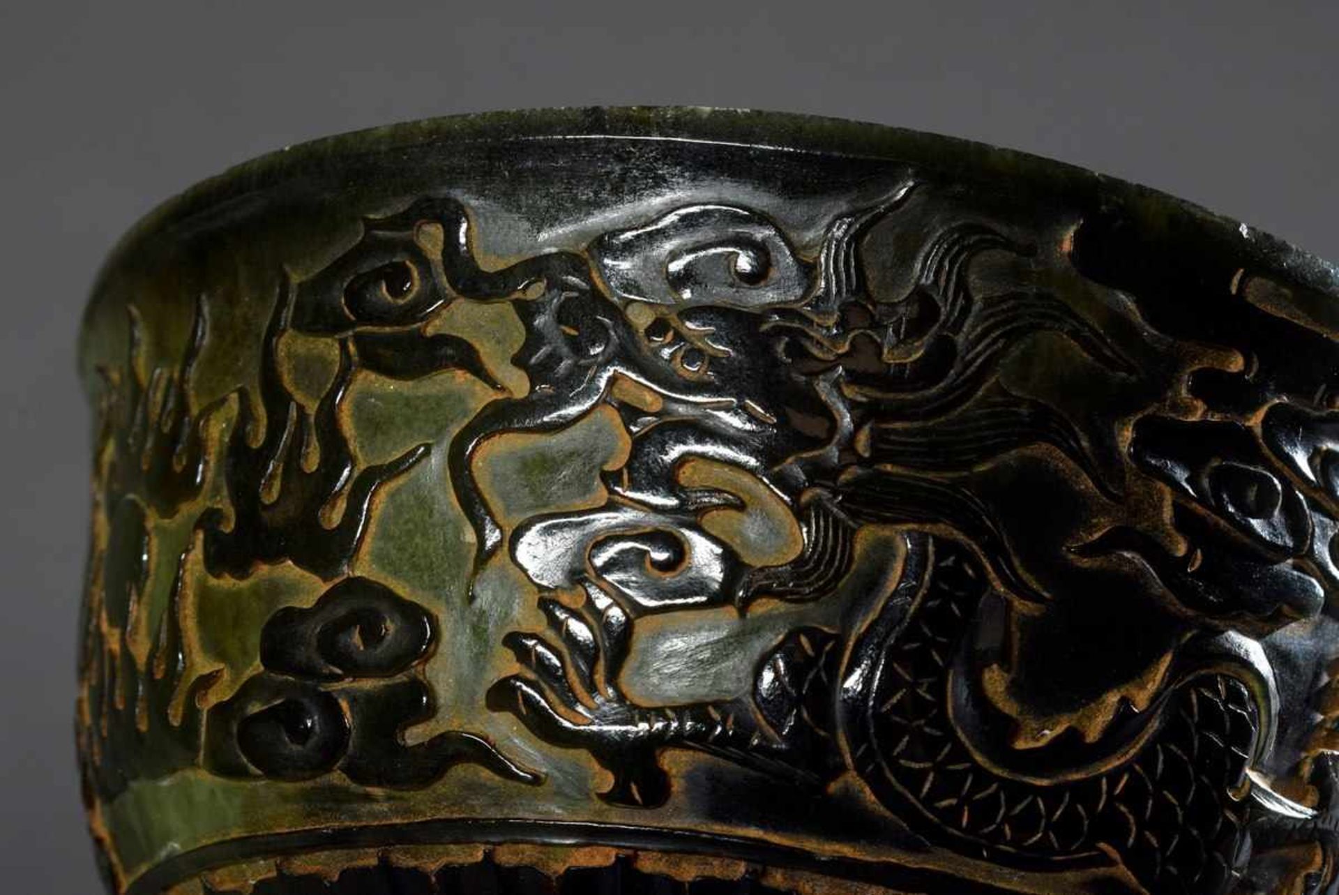 Dünnwandige Schale mit „Wolken- und Drachen“ Reliefs auf der Wandung, spinatgrüne Jade, China, Boden - Bild 6 aus 7