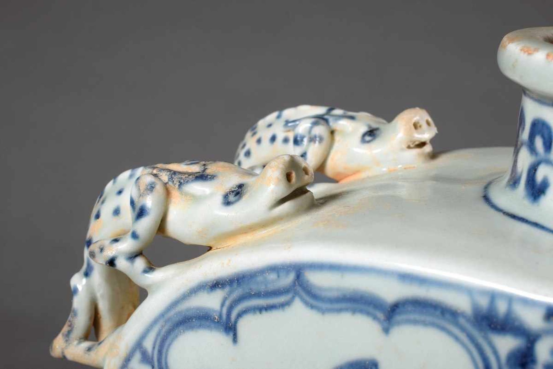 Viereckige chinesische Porzellan Flasche mit Blaumalereidekor "Zwei Drachen mit Glücksperle" sowie - Image 4 of 7