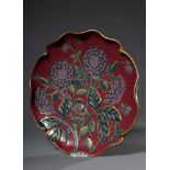 Sarreguemines Keramik Teller mit Ritzdekor „Dahlien“ auf rötlichem Fond mit gewelltem Rand,