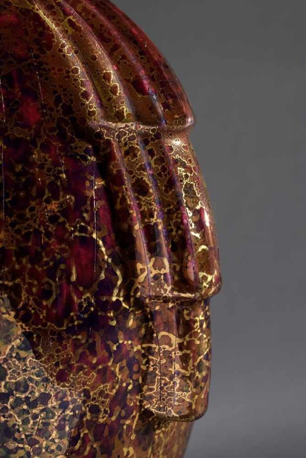 Sèvres Art Deco Vase mit seitlichen Draperien und rot/gold gesprenkelter Glasur, H. 22cmSèvres Art - Bild 3 aus 5