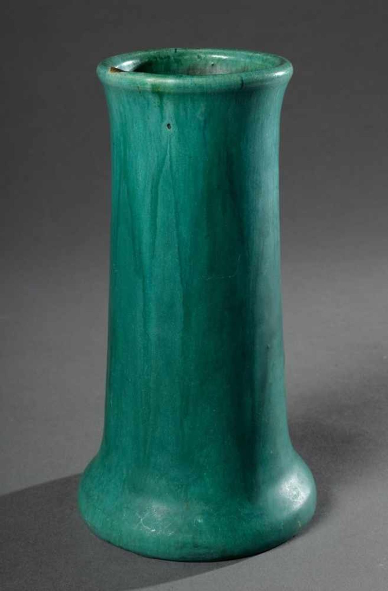 Grüne stangenförmige Vase, Mutz Wwe/Altona, Modellnr. 1337, 1913-1929, H. 19cmGreen vase, Mutz Wwe/ - Image 2 of 4
