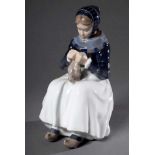 Royal Copenhagen Porzellanfigur "Strickendes Amager Mädchen", Unterglasurmalerei, Entw.: Lotte