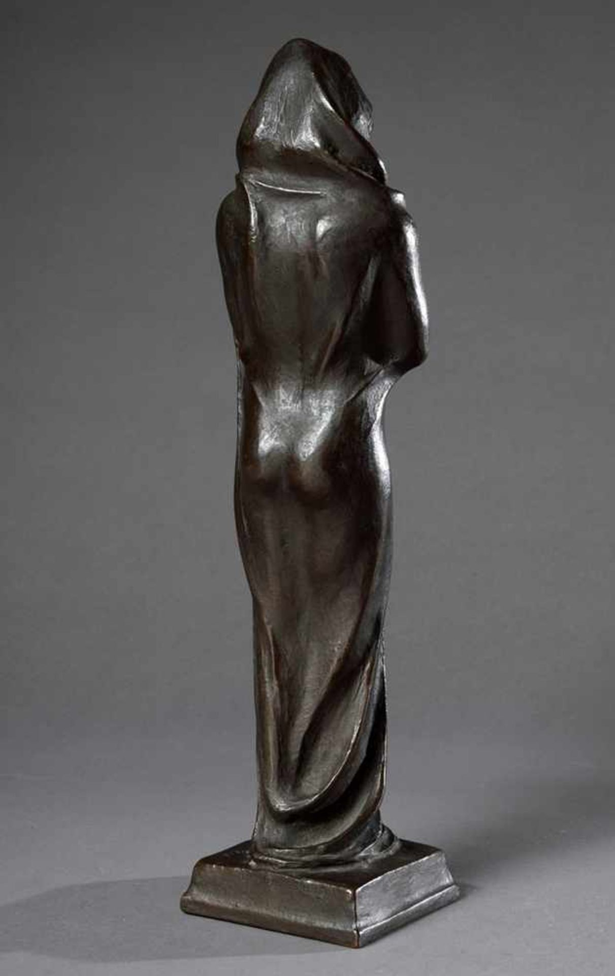 Monogrammist H.H. "Stehende mit Umhang", um 1930/40, Bronze, Guss G. Heinze Berlin, H. - Bild 2 aus 7