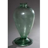 Ovoide grünliche Glas Vase auf breitem Tellerfuß, 19.Jh., H. 23cmOvoid greenish glass vase on wide