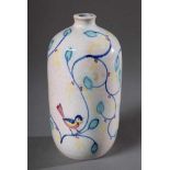 Kleine Keramik Vase, weiß mit bunter Bemalung „Vögel auf Zweigen“, num. 1047(5), sign. HB (wohl