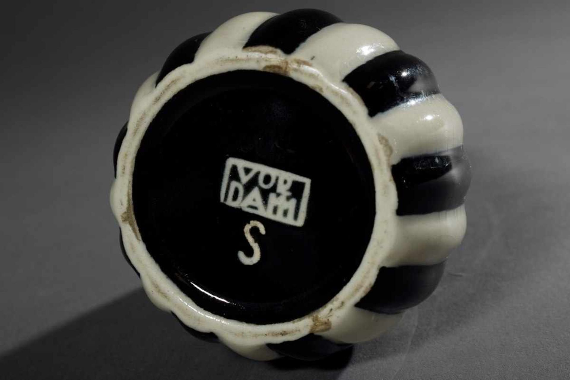 Kleine Art Deco Keramik Vase mit schwarz/weißen Streifen, Entw.: Walter Stock, Velten-Vordamm um - Bild 2 aus 2