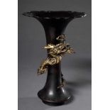 Japanische Bronze Vase mit vergoldetem plastischem Drachen, der eine Tama-Perle aus Kristall in