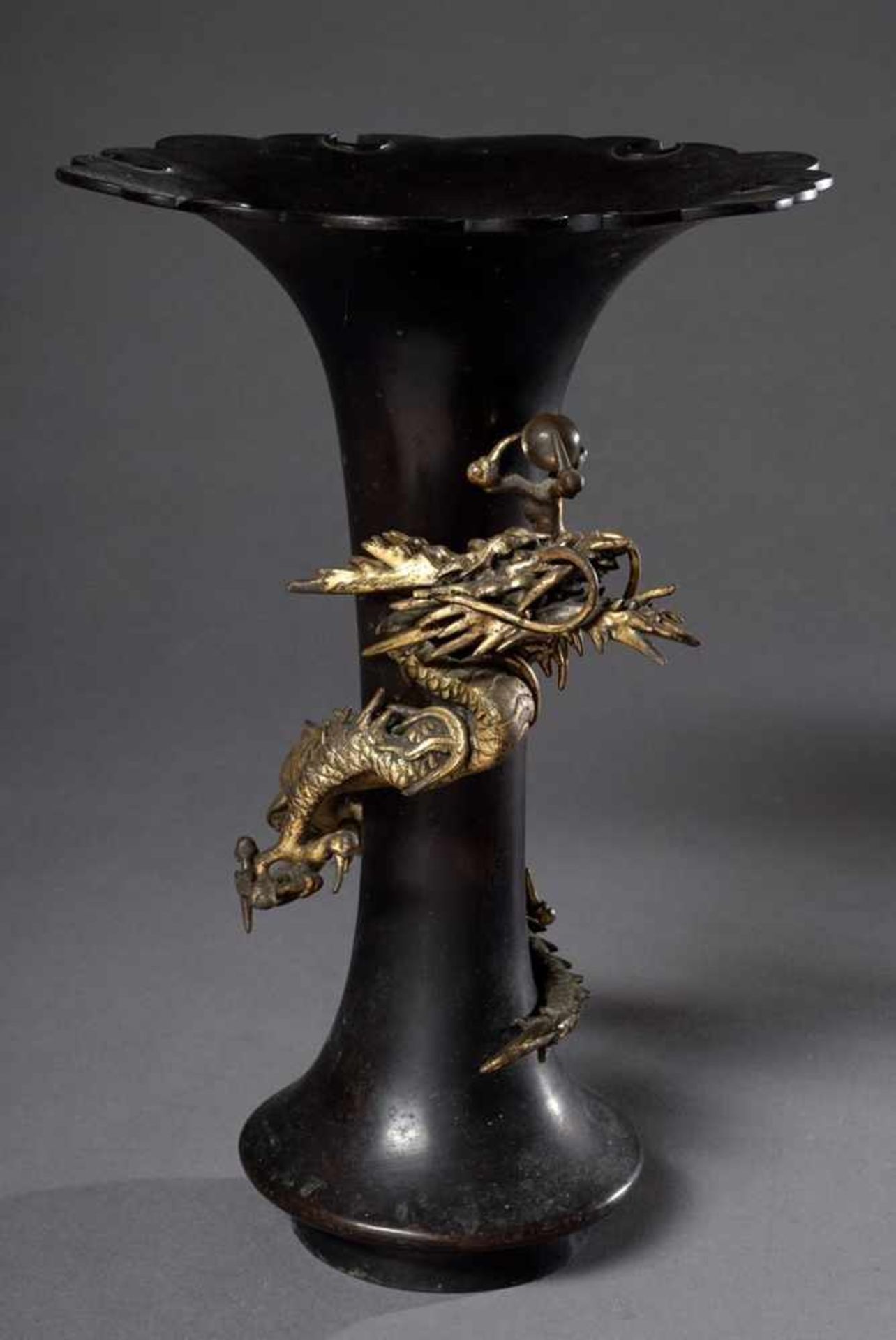 Japanische Bronze Vase mit vergoldetem plastischem Drachen, der eine Tama-Perle aus Kristall in