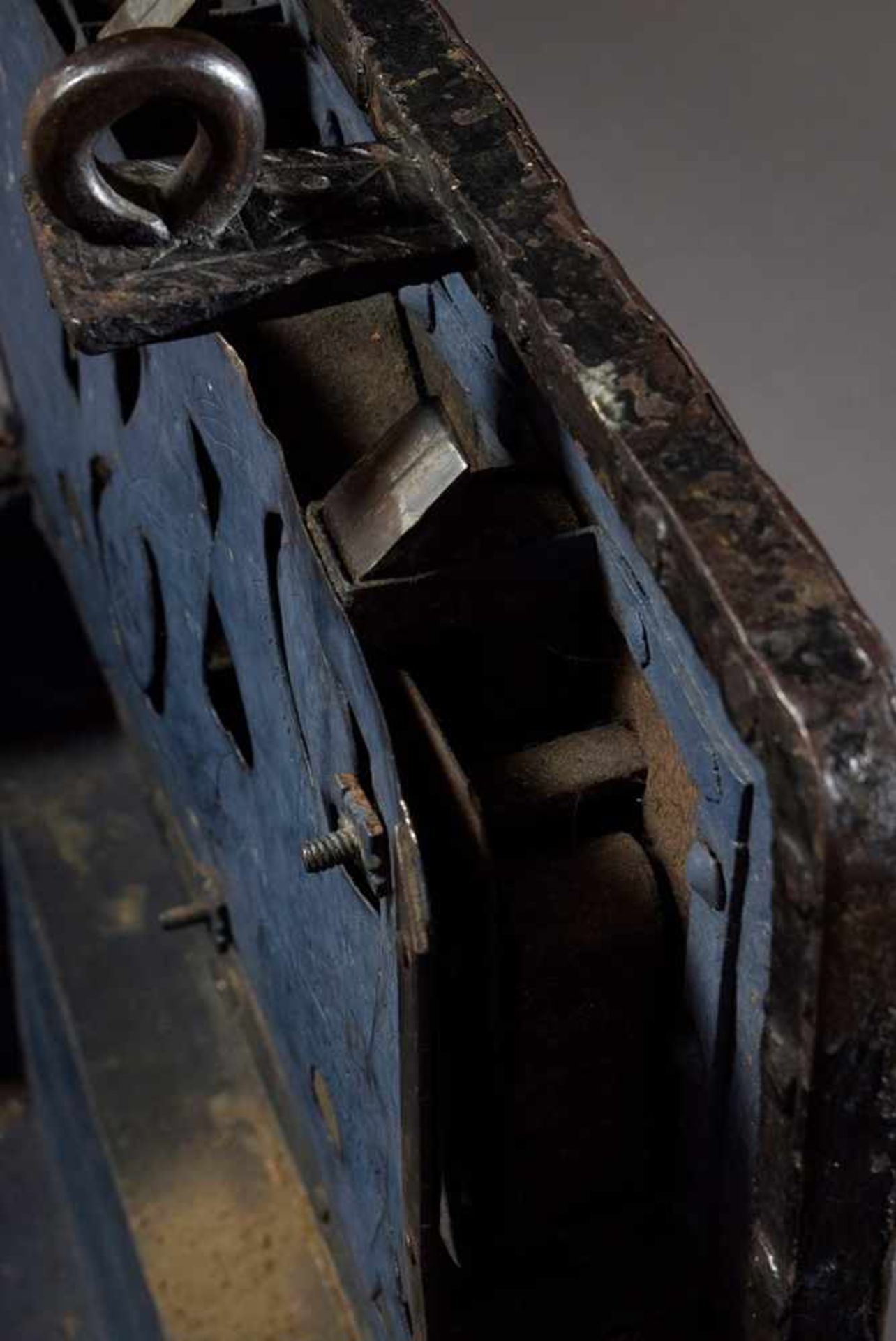 Eisen Kriegskasse mit seitlichen Griffen, Schlüssel vorhanden, 39x63x41cmIron war chest with side - Bild 6 aus 7