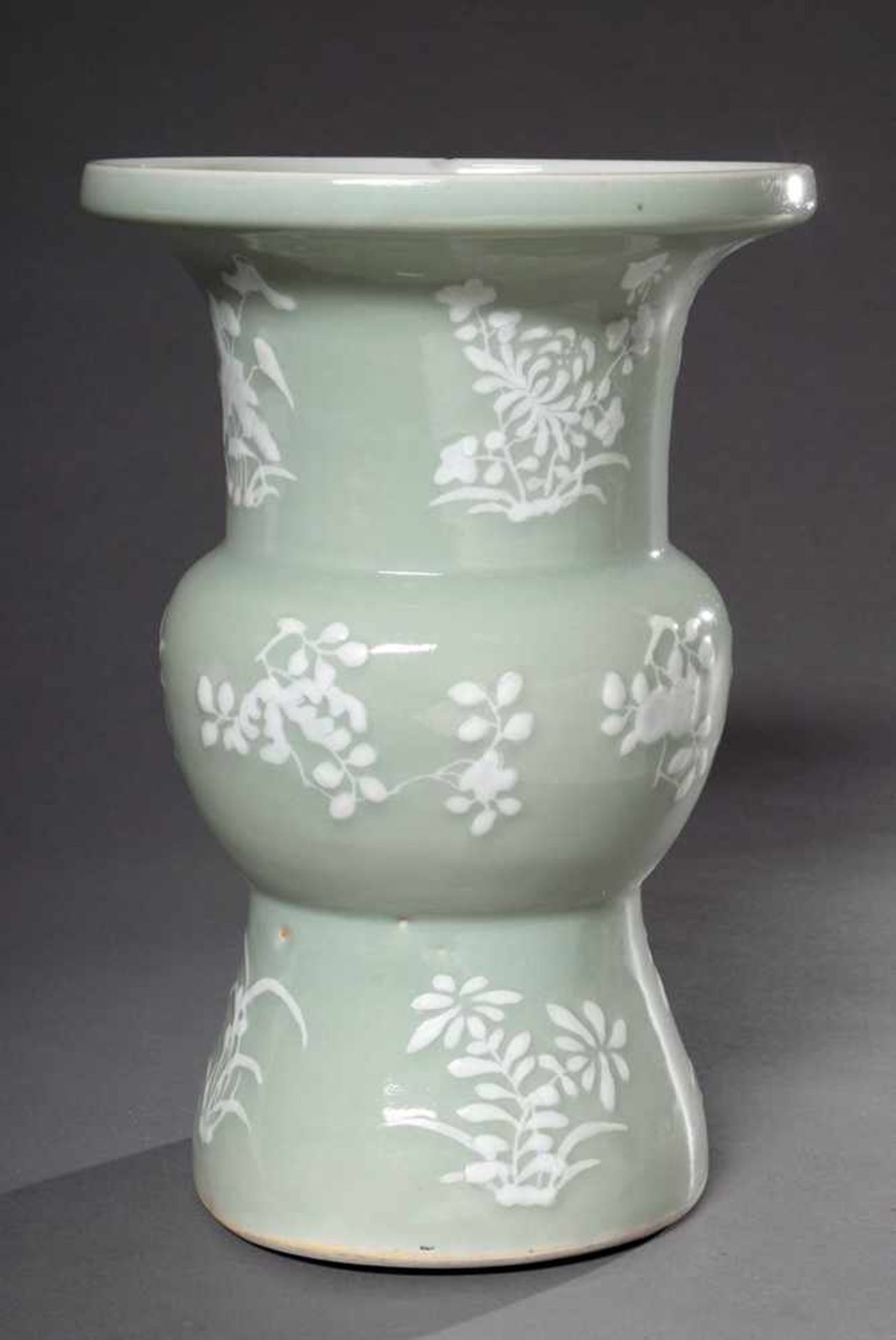 Große Seladon Vase mit Mittelbaluster und Pflanzendekor in Pâte sur Pâte Malerei, China, H. 33,