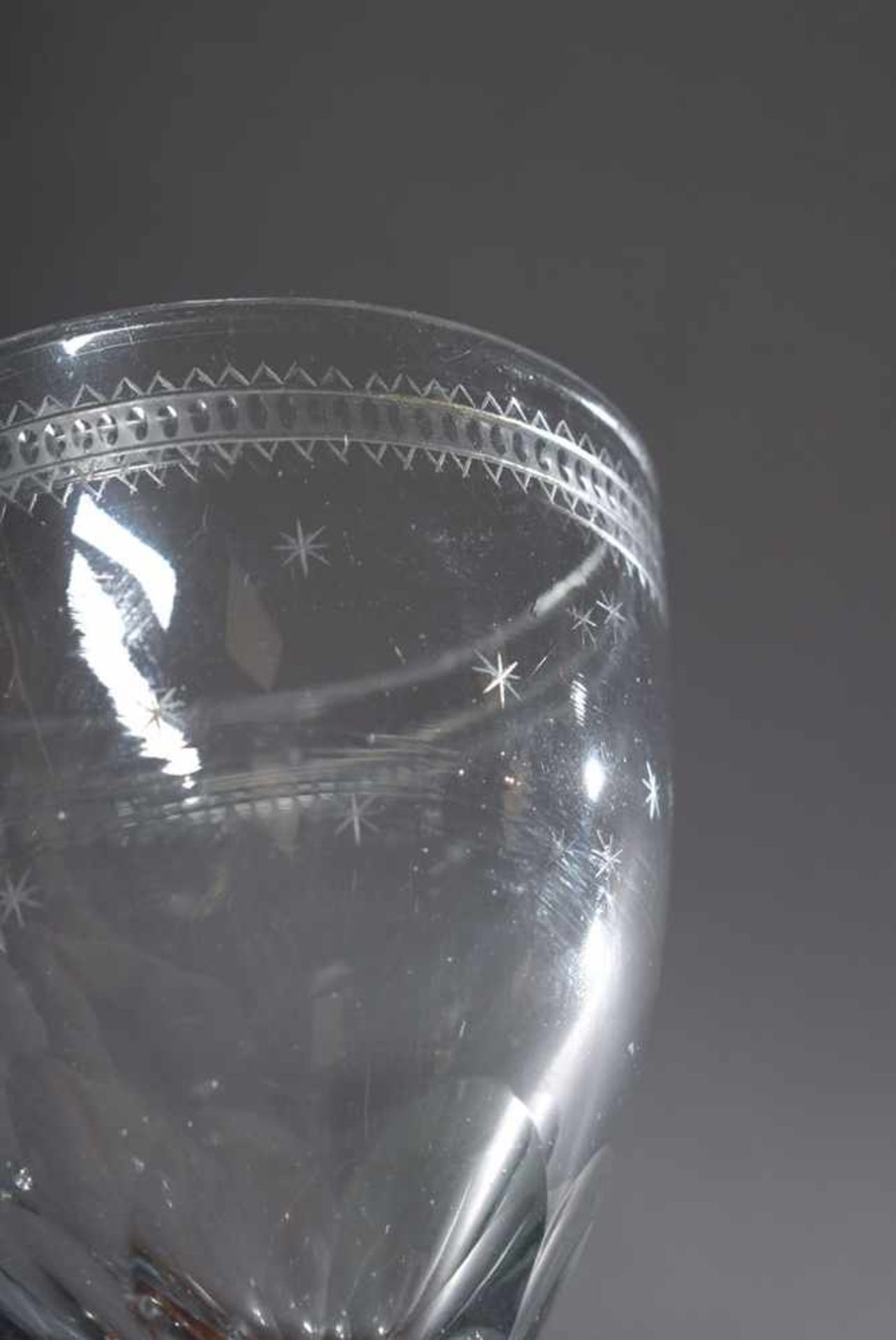 Empire Glas mit eckigem Fuß, Sternschliff und umlaufend geschliffenem Fries, H. 11cm, Rand/Fuß etwas - Image 2 of 3