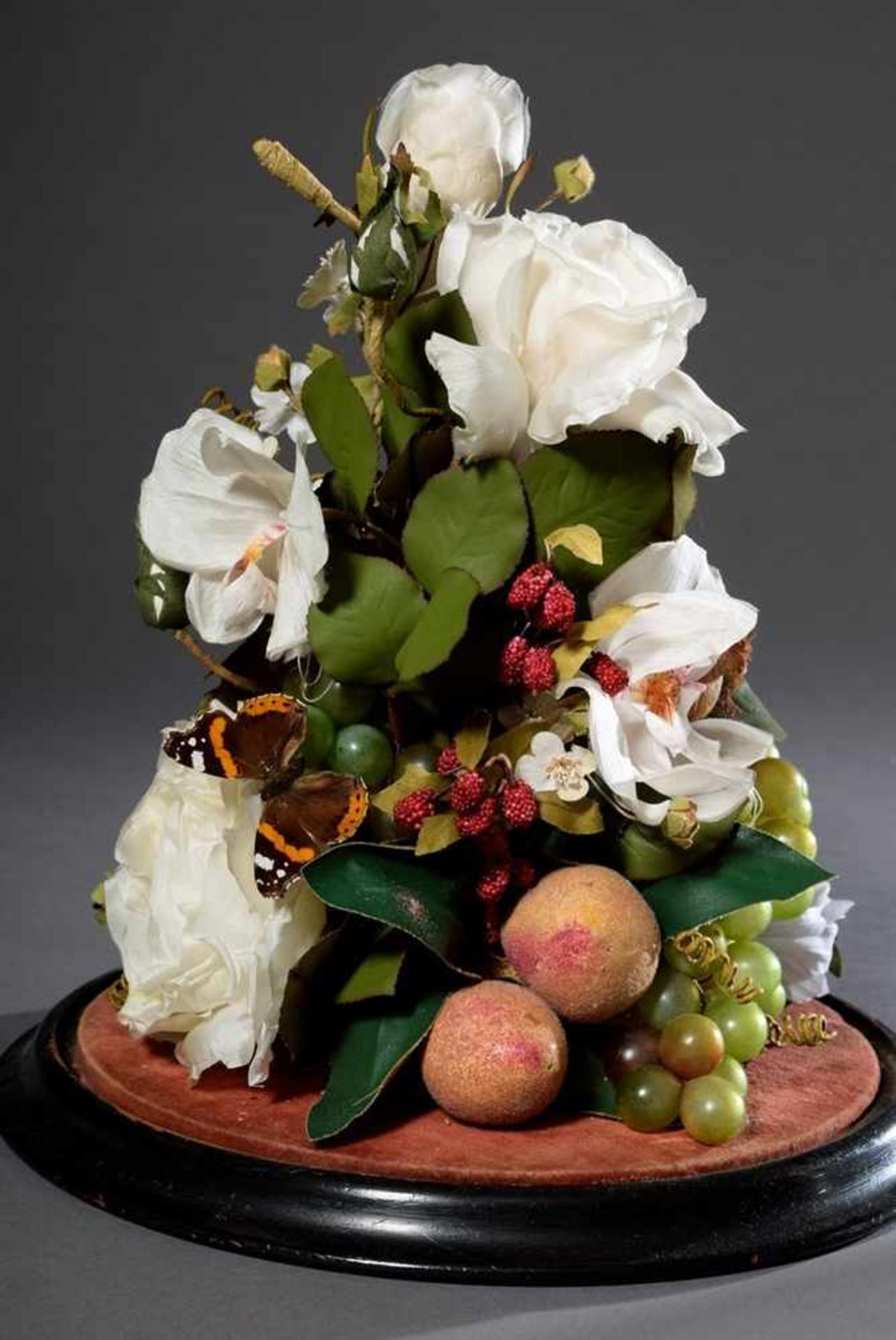 Runder Glassturz mit naturalistischem Arrangement aus Seidenblüten, Vögeln, Obst und Insekten, H. - Bild 3 aus 3