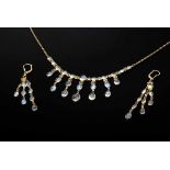 3 Teile GG 585 Schmuckset mit Mondsteincabochons: Collier mit saphirbesetzten Blütenelement (11,