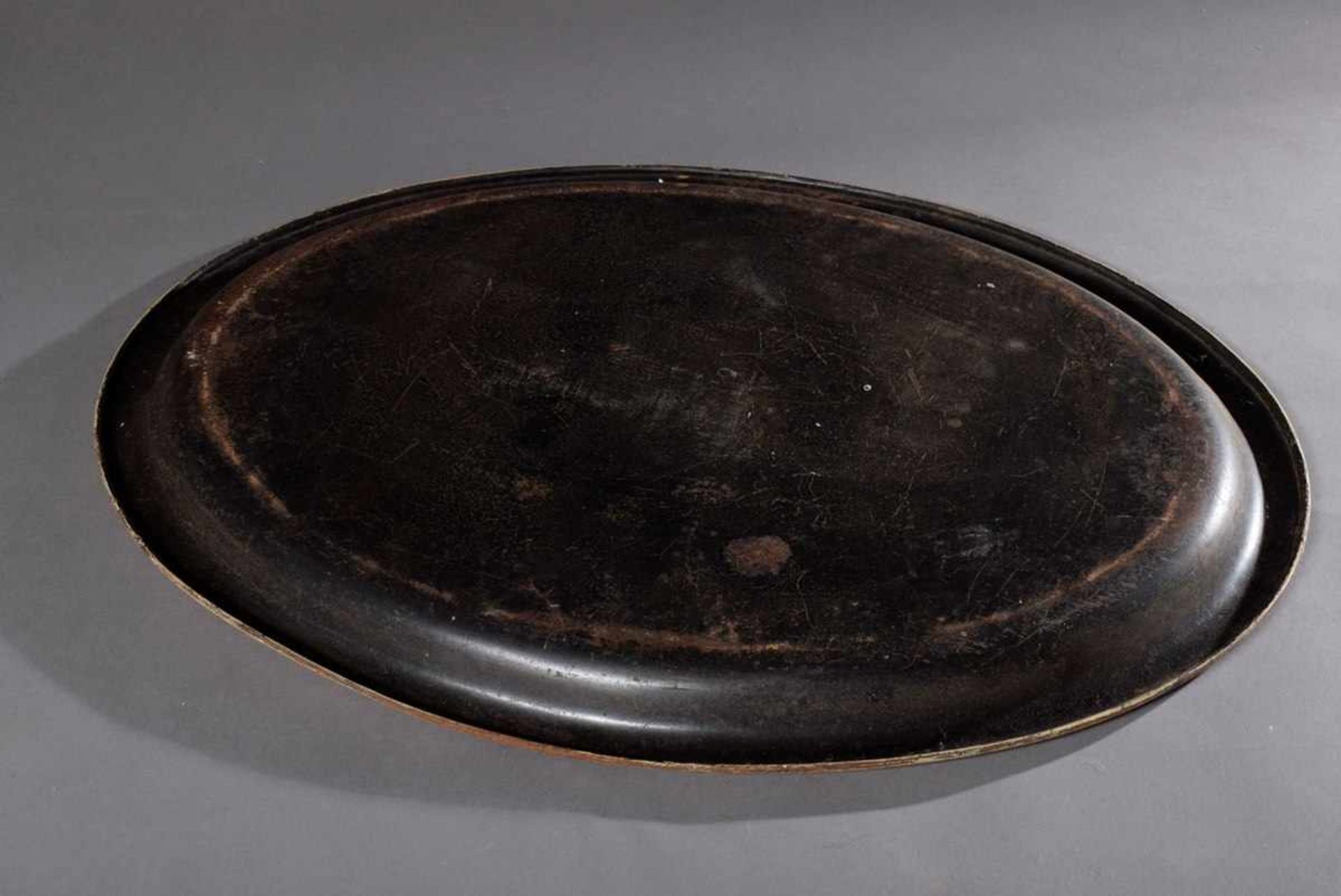 Großes ovales Blechtablett in Holz Trompe-l'œil mit schwarzen Ornamenten, 19.Jh., 61x45,5cm, etwas - Image 3 of 3