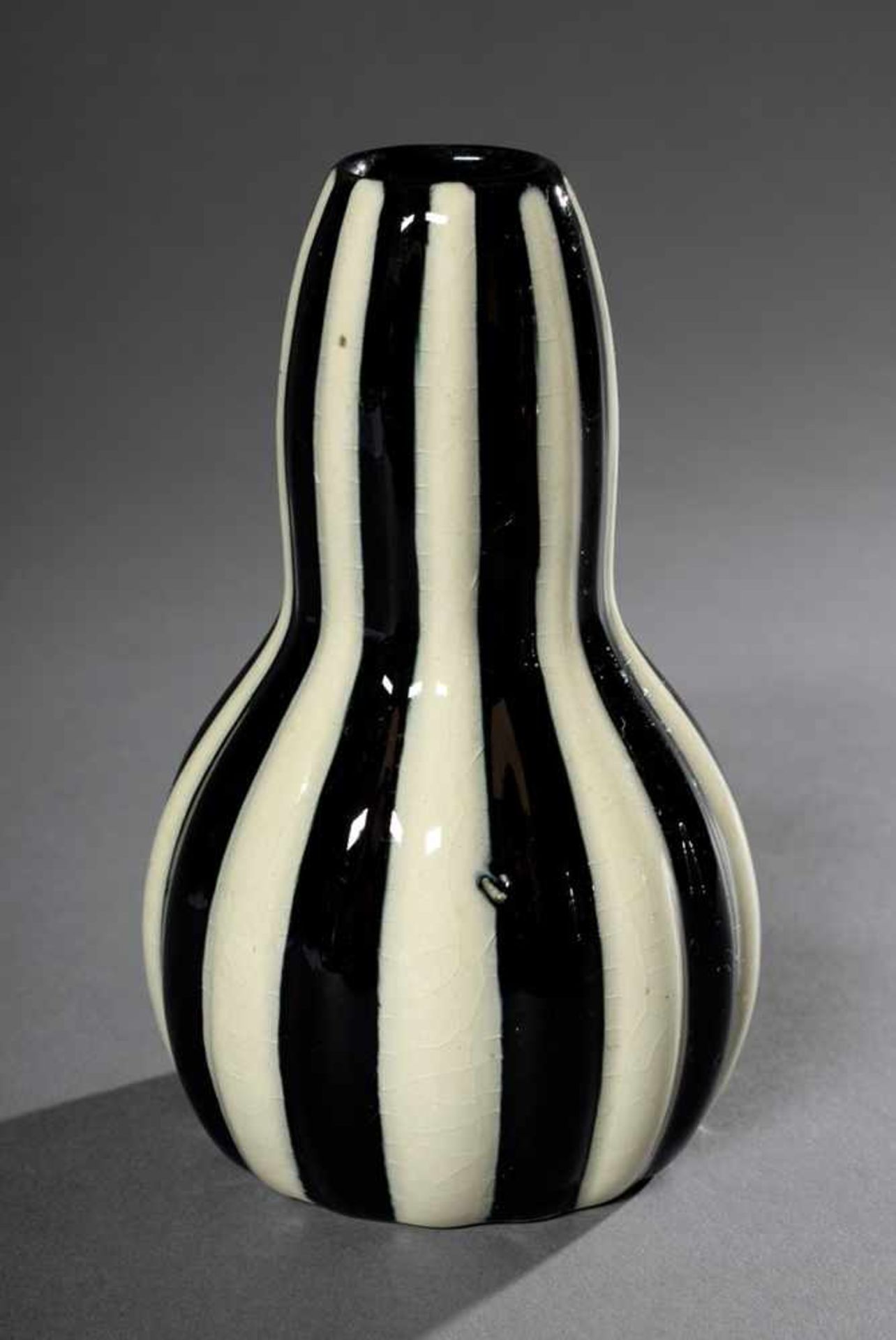 Kleine Art Deco Keramik Vase mit schwarz/weißen Streifen, Entw.: Walter Stock, Velten-Vordamm um
