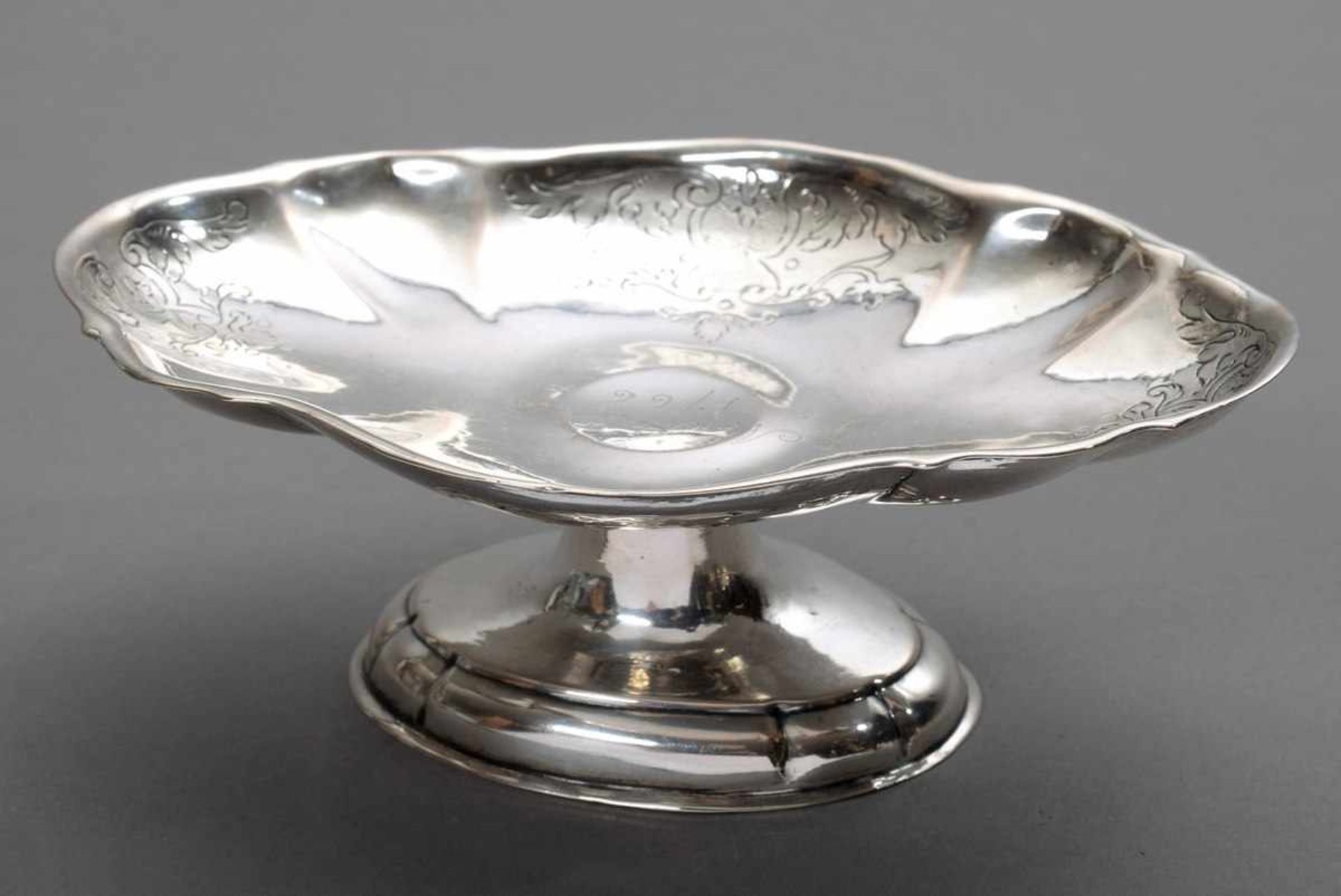 Passige ovale Tazza mit Gravurdekor und barockem punktiertem Dekor "MHD 1766", Silber ungepunzt,