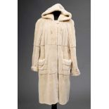 Geschorener Pearlnerz Mantel mit Kapuze und hellblauem Seidenfutter, Gr. 40/42Mink coat with hood