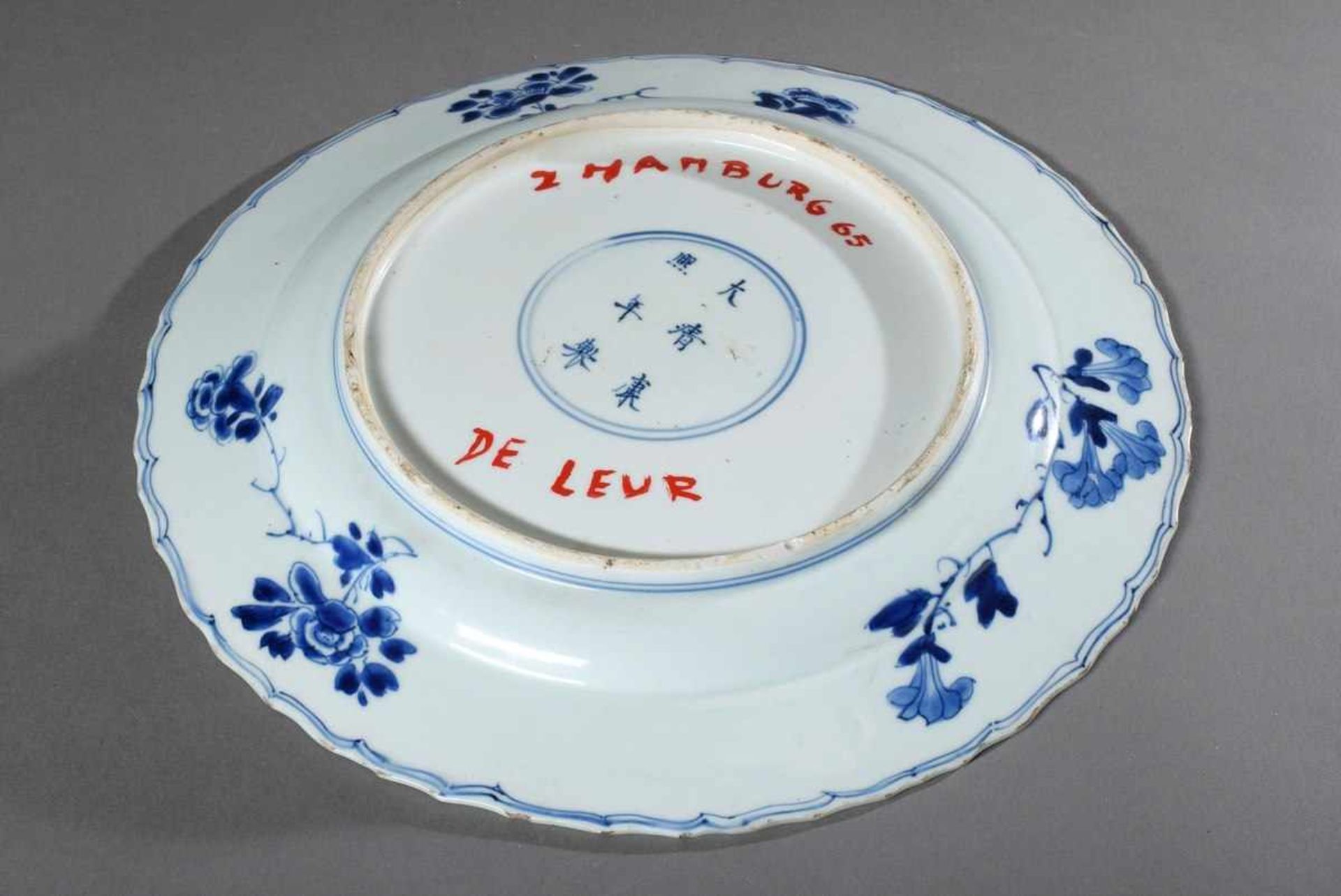 Chinesischer Porzellan Teller mit Blaumalerei Dekor "Päonien und Lingzhi Pilze in floraler Rahmung", - Bild 3 aus 4