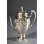 Wilhelminische Kaffeekanne mit reichem Reliefdekor "Festonen", Silber 800, 617g, H. 24cmWilhelminian