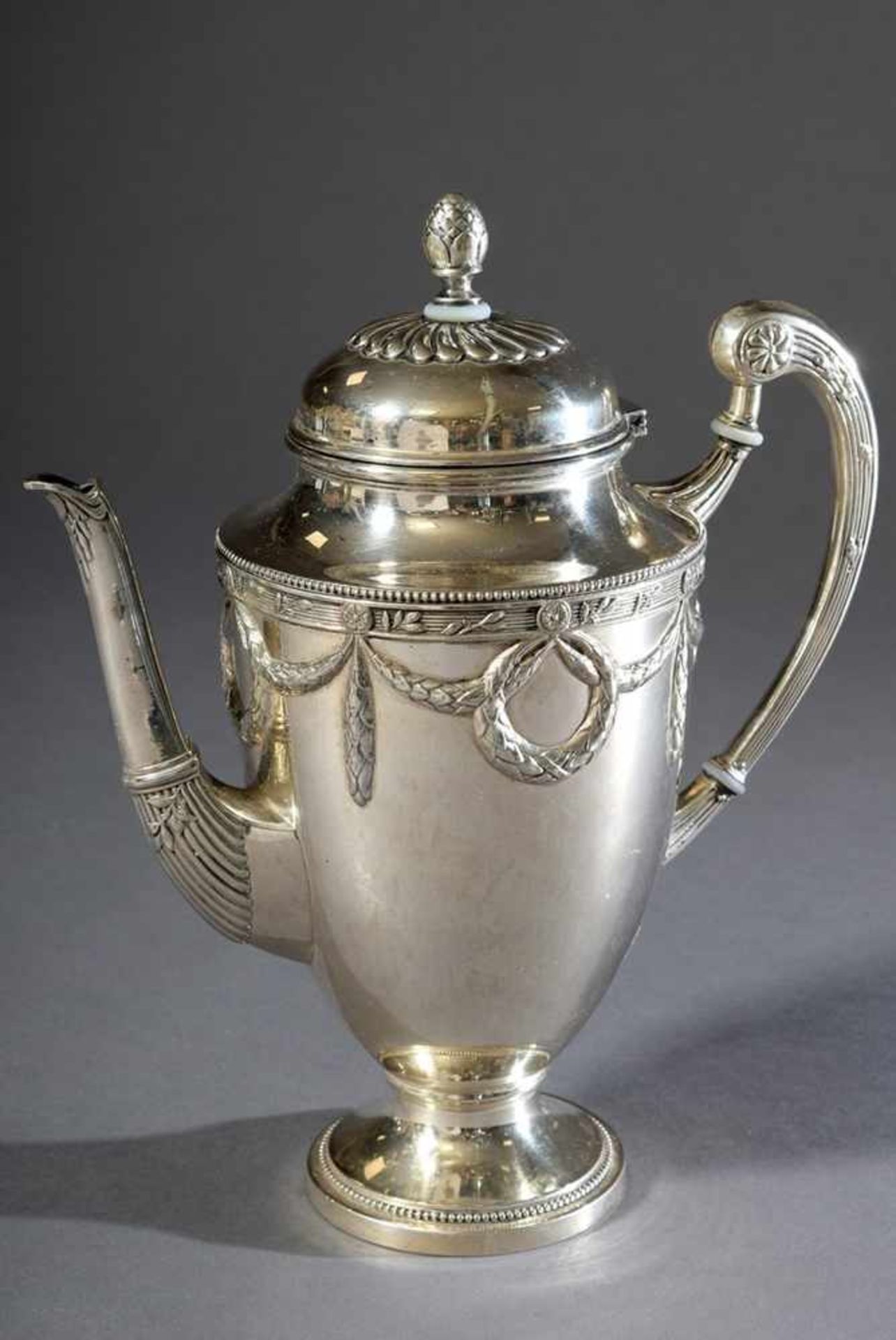 Wilhelminische Kaffeekanne mit reichem Reliefdekor "Festonen", Silber 800, 617g, H. 24cmWilhelminian