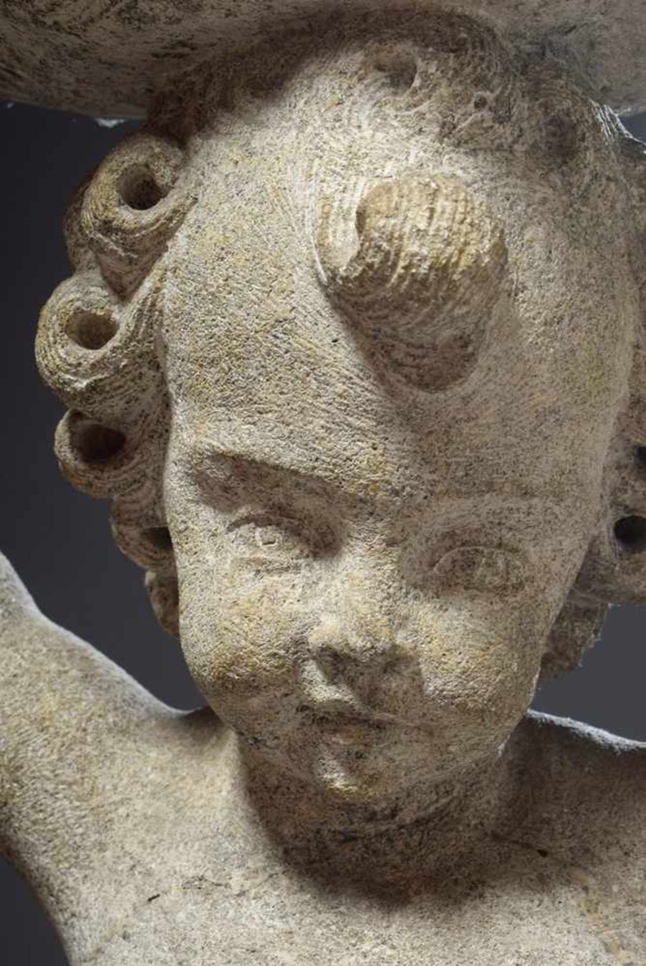 Sandstein Gartenfigur "Putto eine Muschel haltend", H. 82cm, restauriert/bestoßenSandstone garden - Bild 3 aus 4