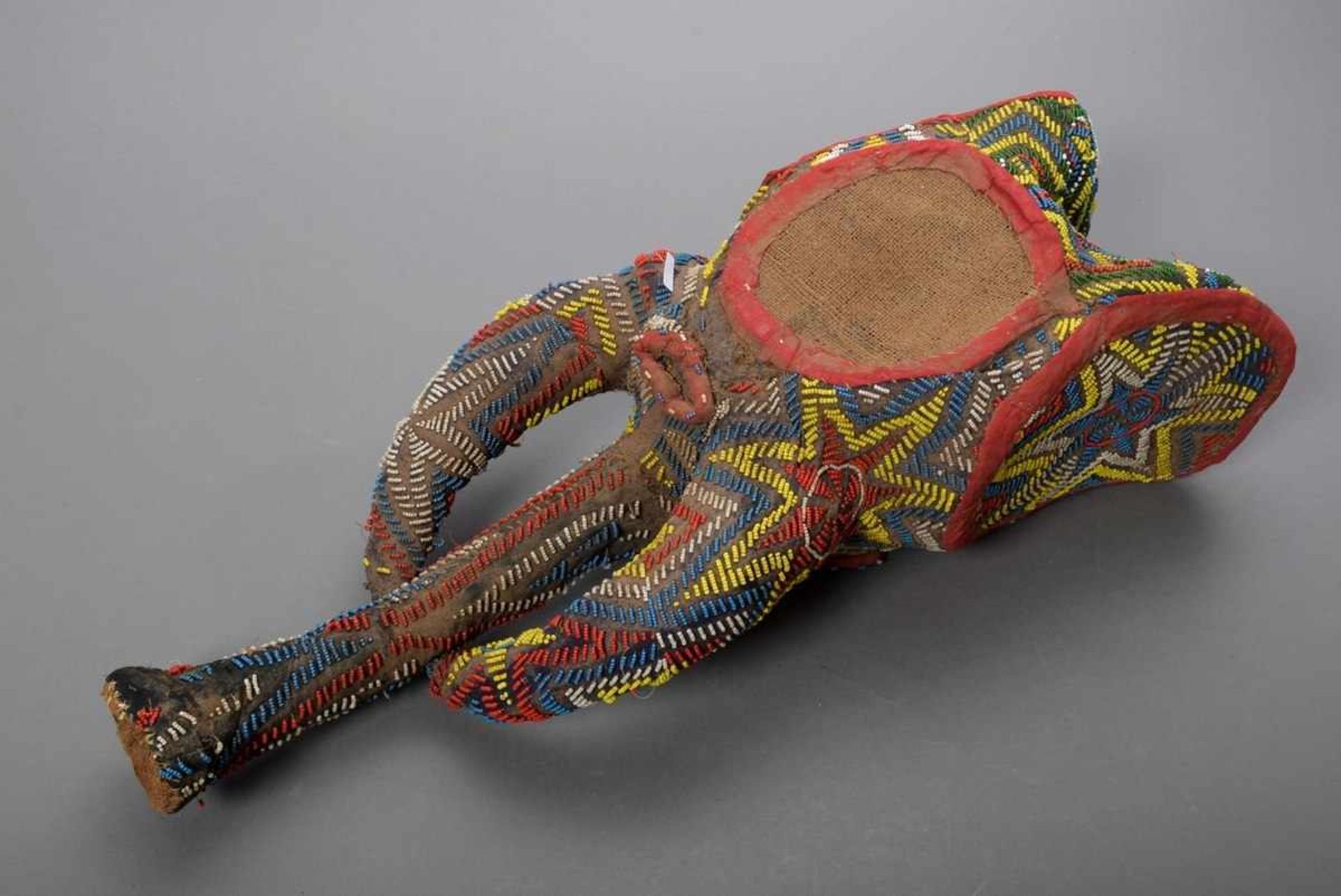 Bamileke oder Bamun Perlen-Tanzmaske "Elefantenkopf", Holz mit Stoff- und Rupfenüberzug sowie - Bild 2 aus 2