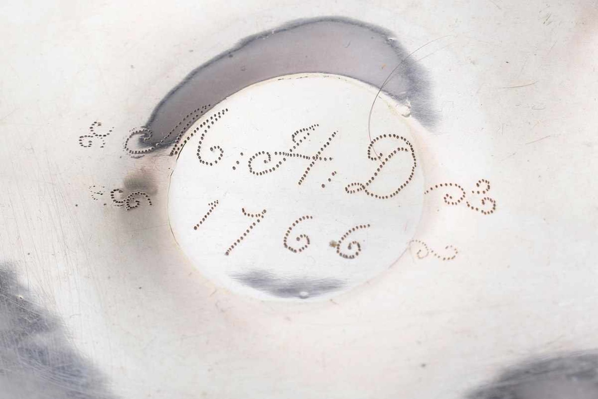 Passige ovale Tazza mit Gravurdekor und barockem punktiertem Dekor "MHD 1766", Silber ungepunzt, - Image 3 of 4