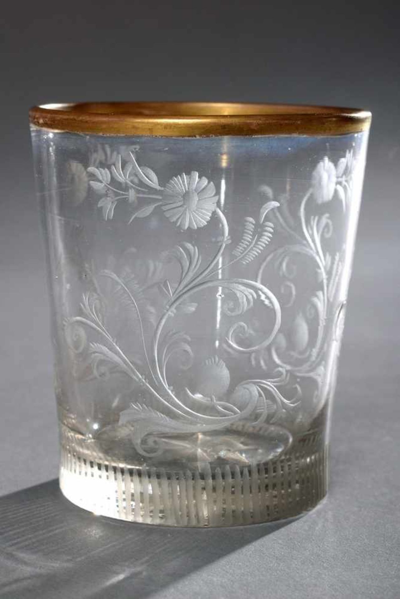 Kleiner barocker Glas Becher mit Tiefschnitt "Ranken", geschliffener Stern im Boden, H. 7cm, Gold