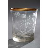 Kleiner barocker Glas Becher mit Tiefschnitt "Ranken", geschliffener Stern im Boden, H. 7cm, Gold