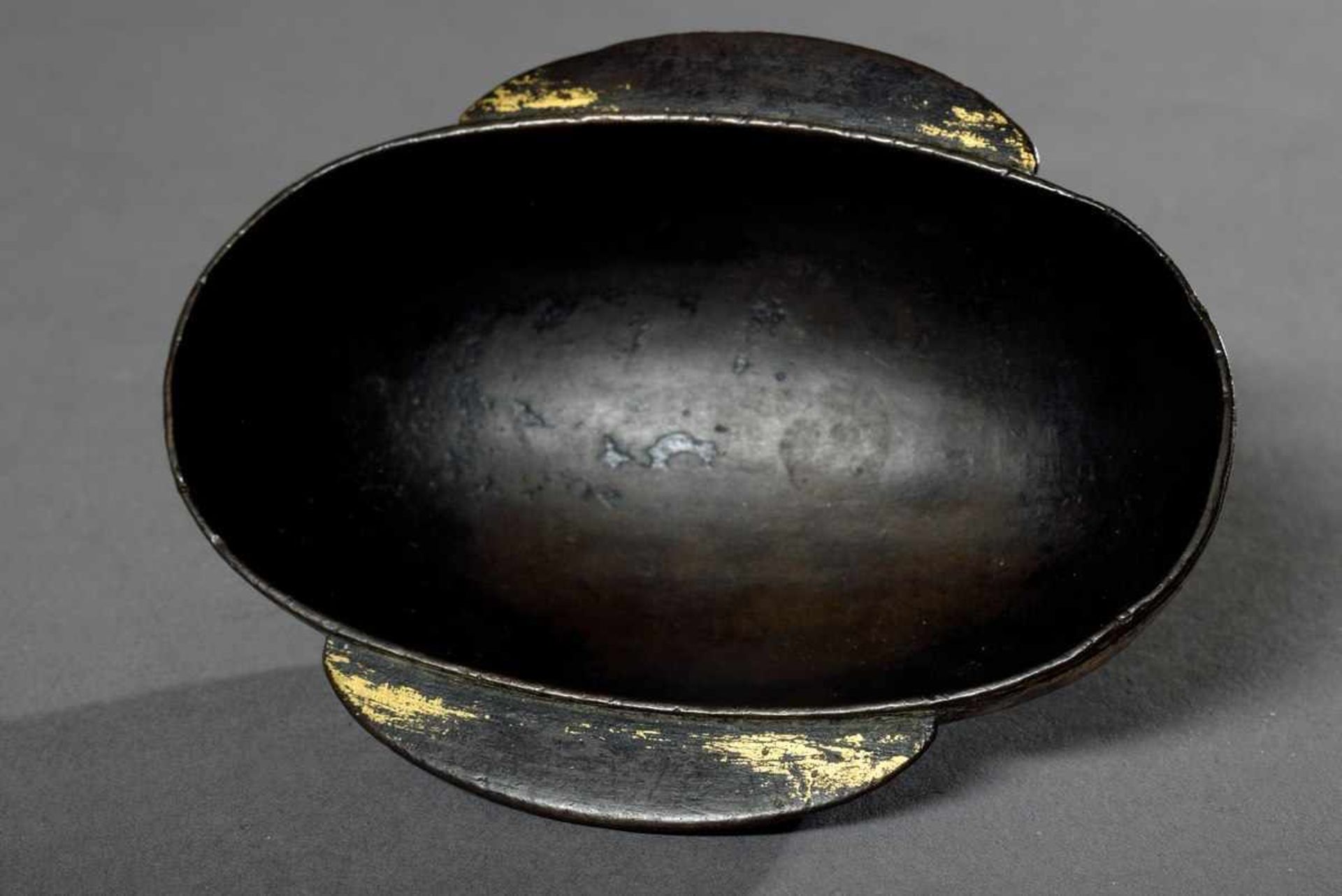 Ovale chinesische Bronze Ohrenschale mit seitlichen Griffen und Resten von Vergoldung im Han-Stil, - Bild 3 aus 3