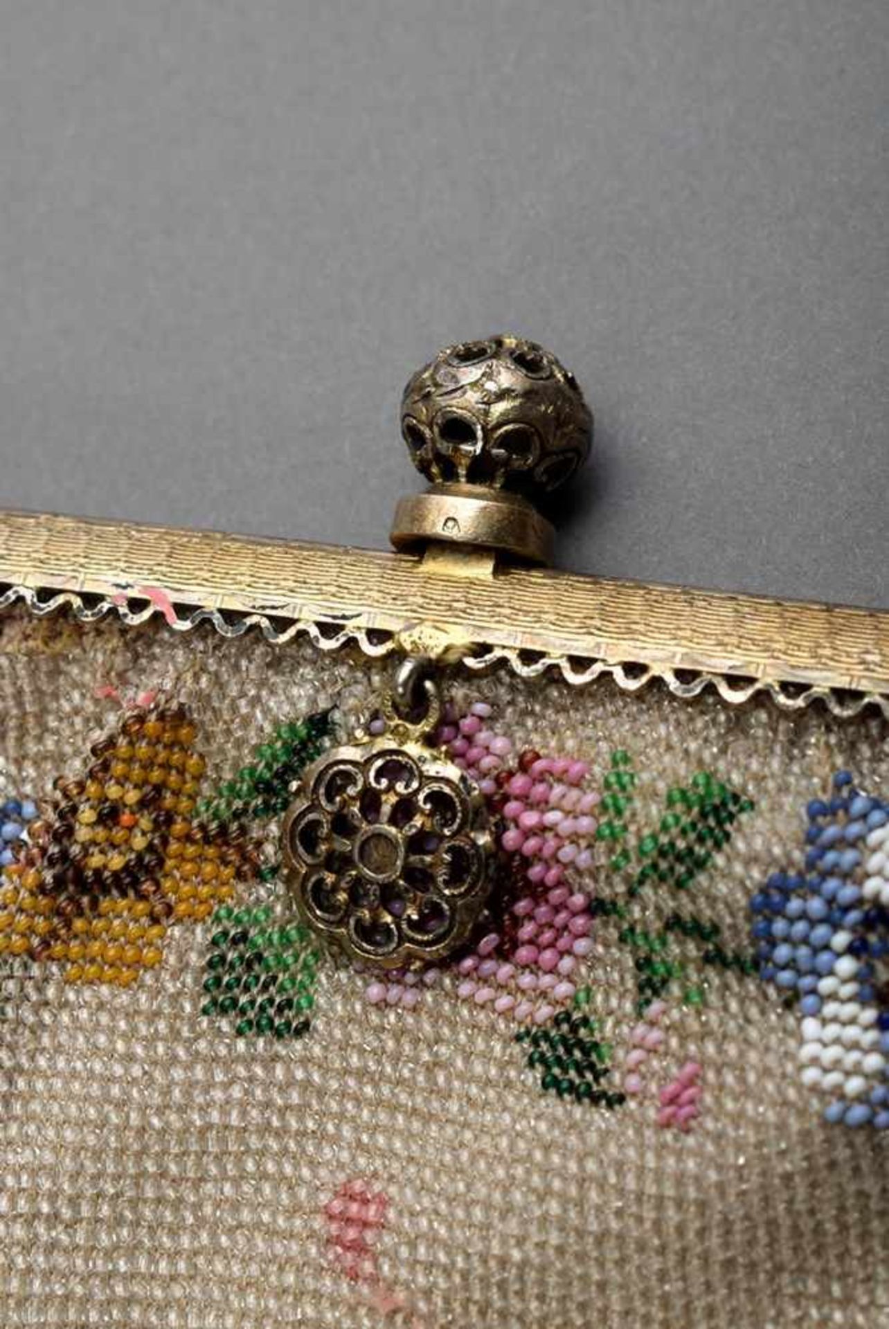 Perltasche im Biedermeier Stil "Bunte Blüten" mit guillochiertem Bügel, Österreich um 1900, Silber - Image 5 of 5