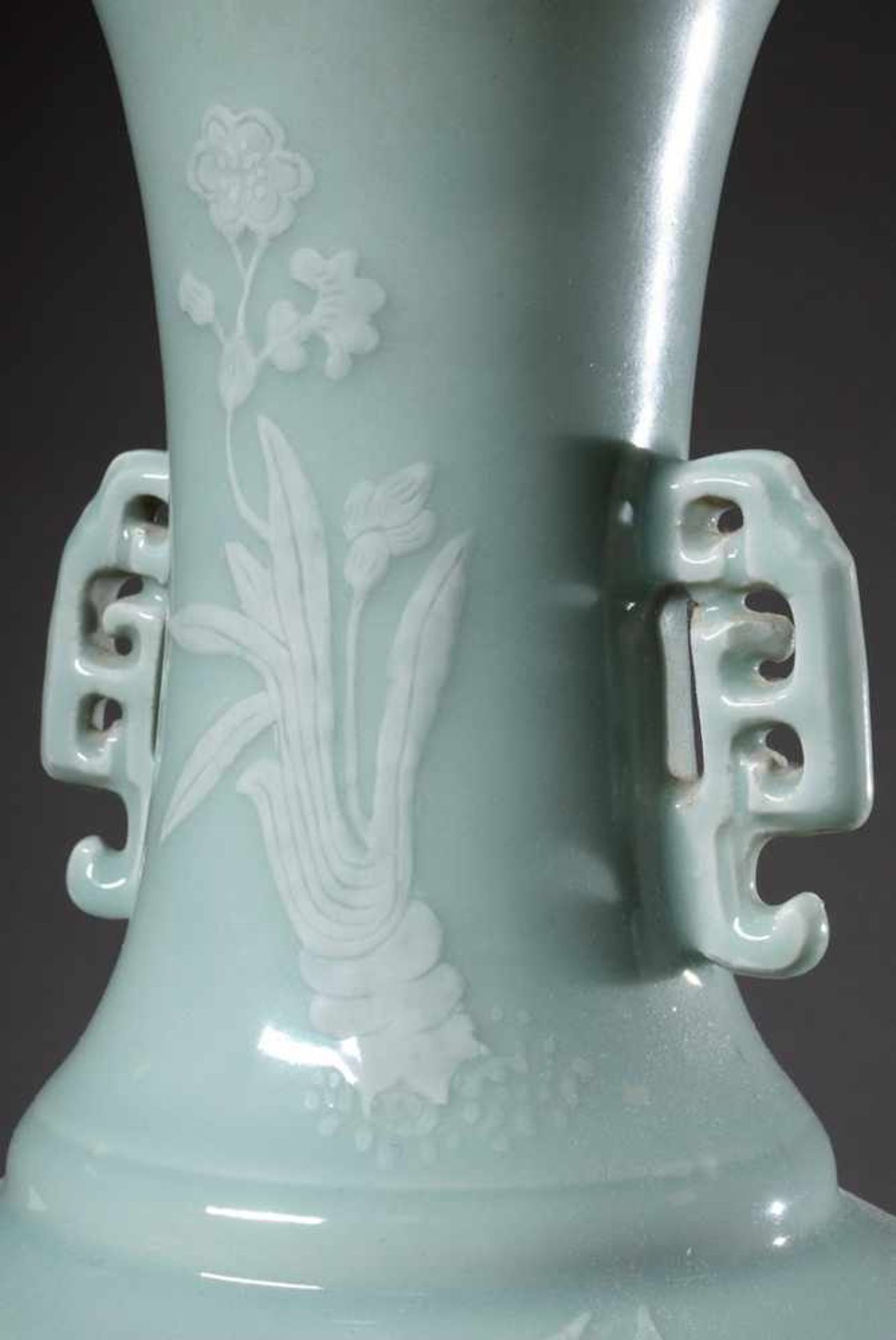 Große Seladon Balustervase mit Pâte sur Pâte Dekor "Pflanzen, Vögel und Schmetterlinge" sowie - Image 3 of 6