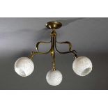 Jugendstil Deckenlampe mit vegetabilem Bronzegestell und 3 gesprenkelten Milchglas Kuppeln, H. 42,