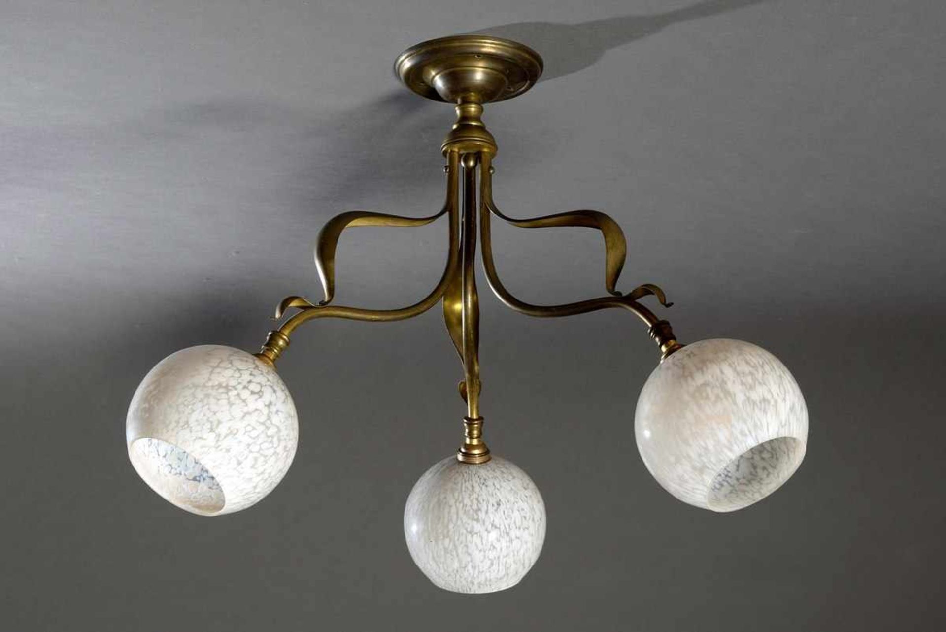 Jugendstil Deckenlampe mit vegetabilem Bronzegestell und 3 gesprenkelten Milchglas Kuppeln, H. 42,