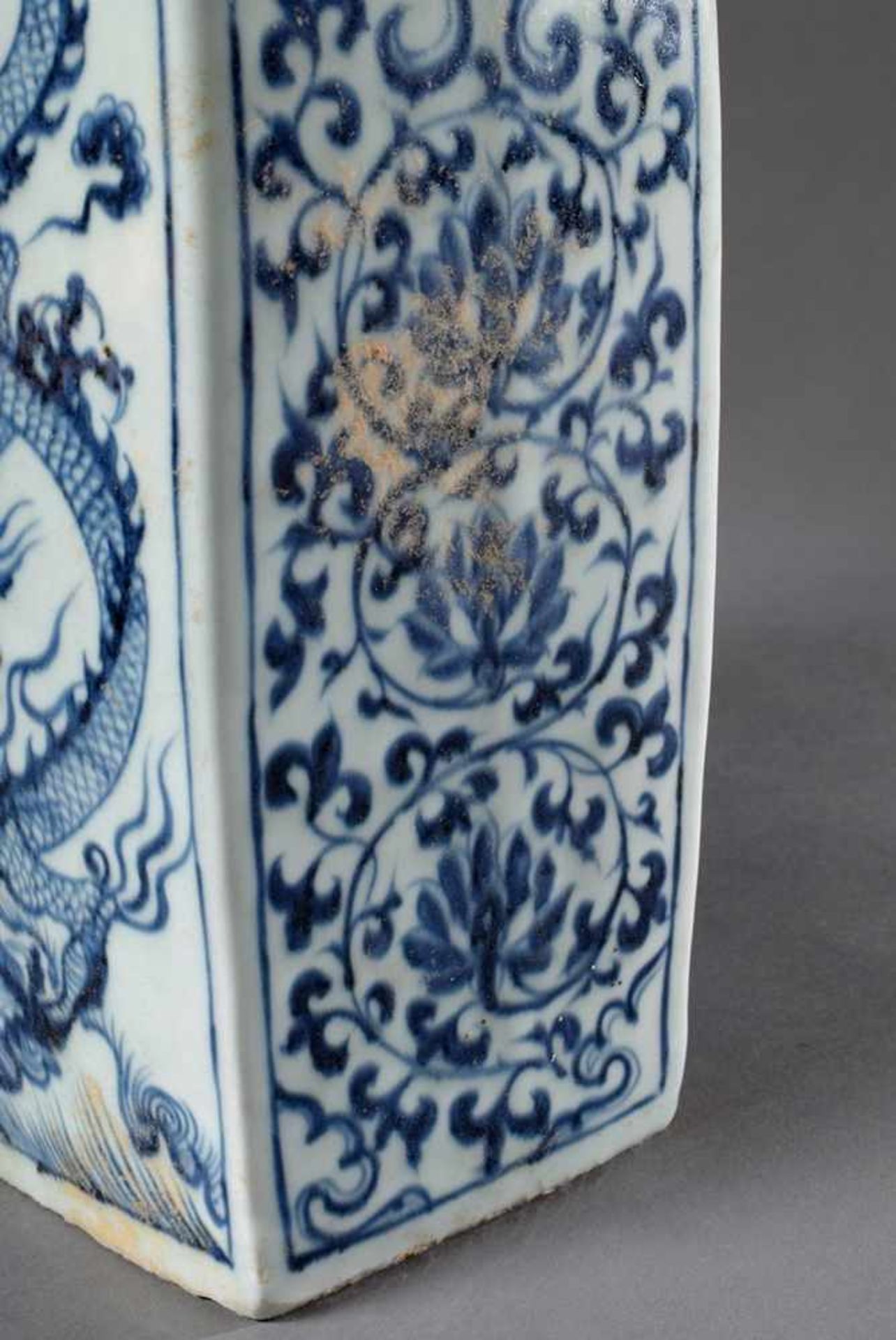 Viereckige chinesische Porzellan Flasche mit Blaumalereidekor "Zwei Drachen mit Glücksperle" sowie - Image 6 of 7