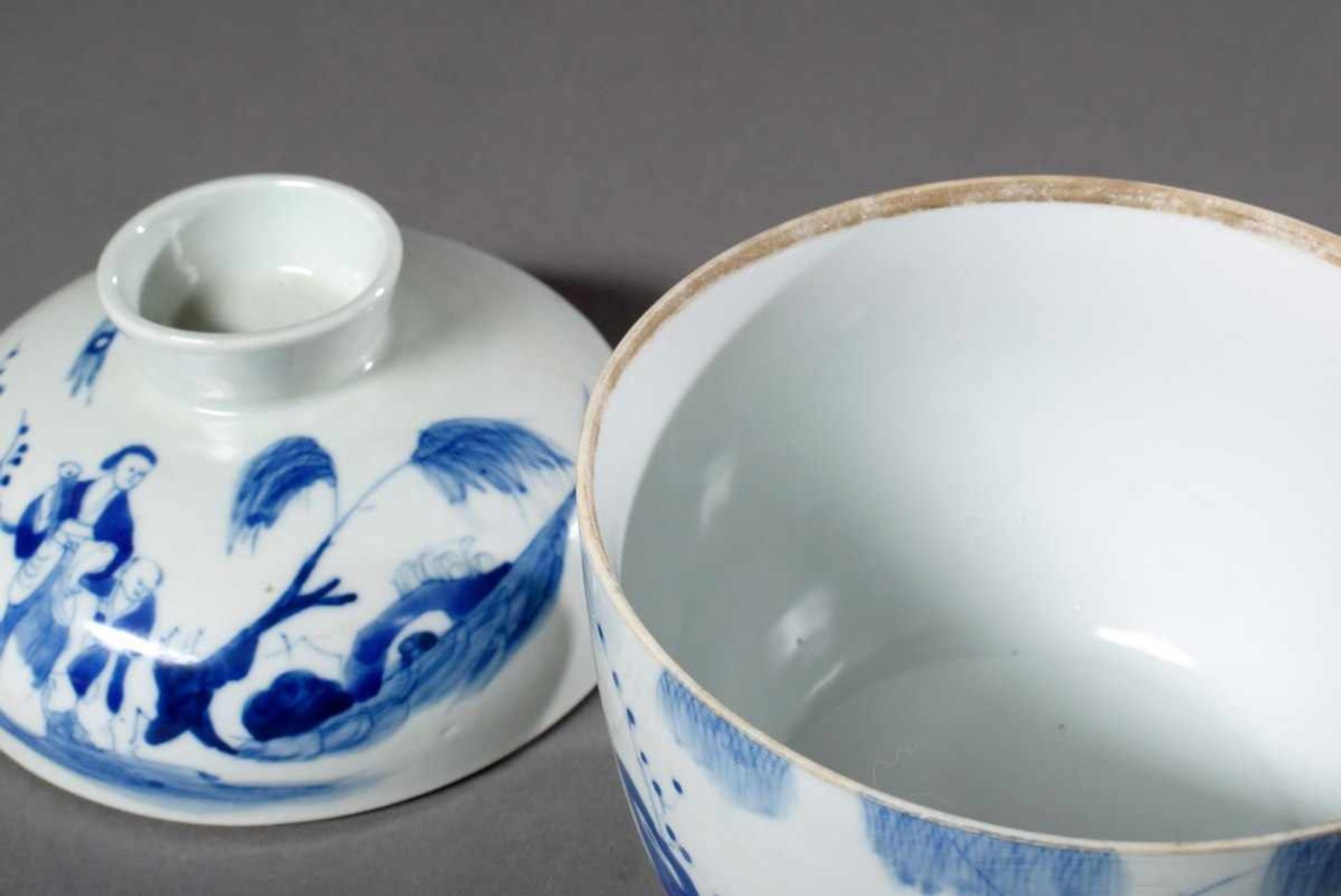 Porzellan Deckelgefäß mit Blaumalerei „Gartenszenen“, China 19.Jh., H. 16cm, Ø 13,5cm Porcelain - Bild 3 aus 4