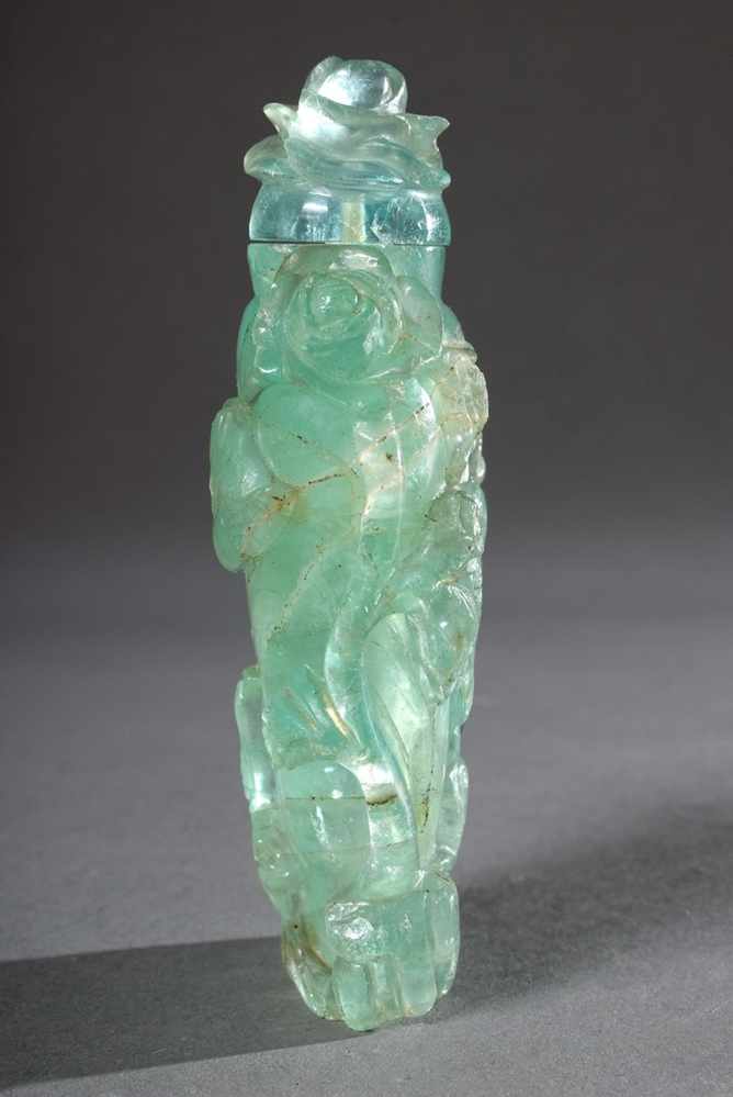 Fluorit Snuffbottle mit Reliefschnitzerei „Gartenszene“ und seitlichen „Mascarons“, China, H. 10, - Image 5 of 7