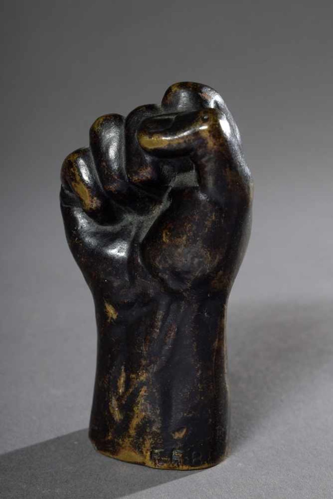 Brockmüller, Friedrich Franz (1888-1958) "Gereckte Faust", Bronze, am Boden bez. "FIAIEIEI", H. 7,