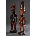 2 Diverse ausdrucksstarke weibliche Ibeji Figuren (sog. "Eve Ibeji"), Holz mit blanker Patina, Oyo