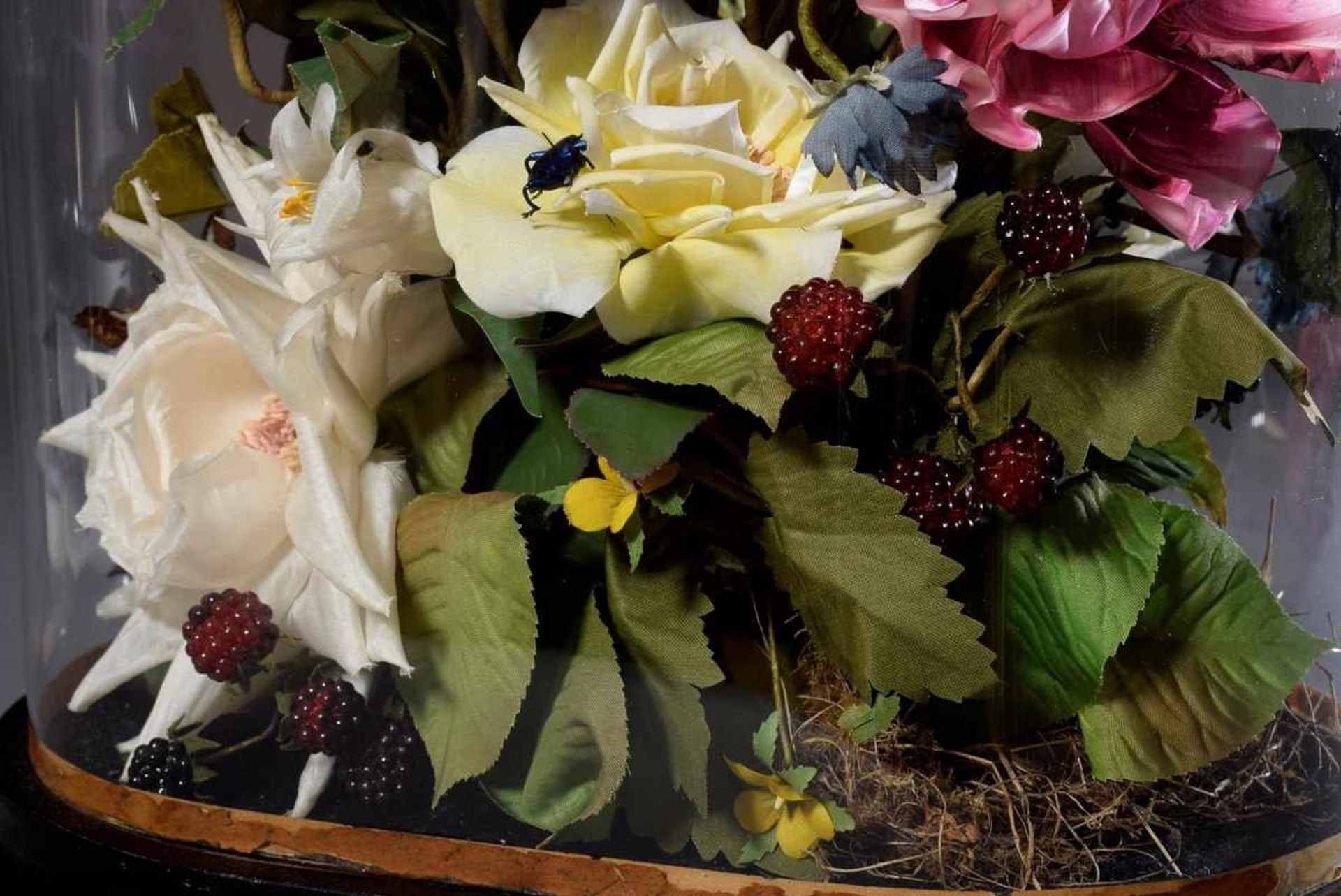 Großer ovaler Glassturz mit naturalistischem Arrangement aus Seidenblüten, Vögeln, Obst und - Bild 4 aus 4