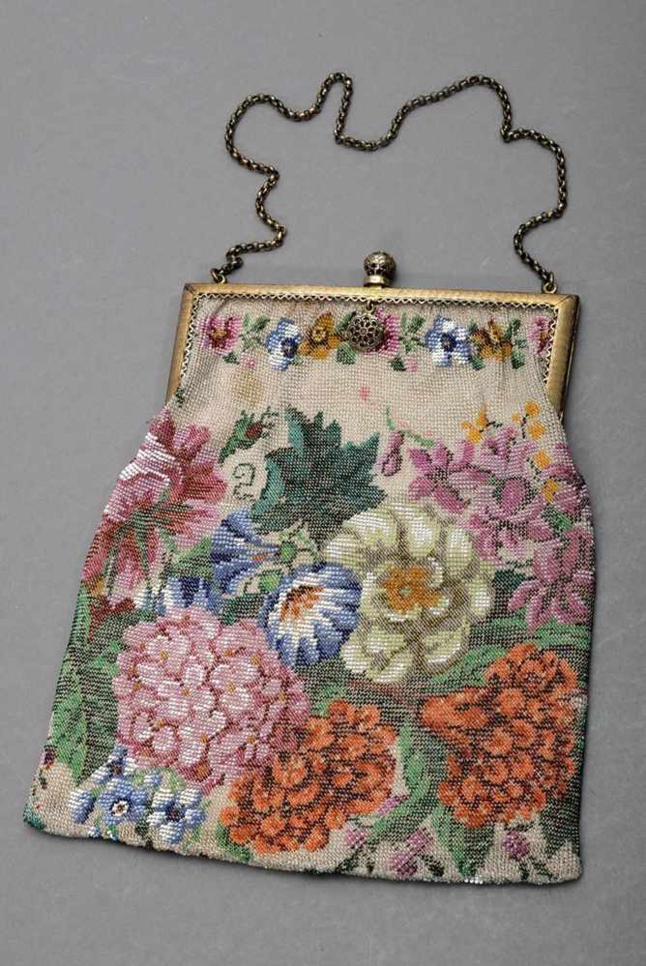 Perltasche im Biedermeier Stil "Bunte Blüten" mit guillochiertem Bügel, Österreich um 1900, Silber