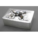 Dänischer Silber Kasten mit floralem Relief im Deckel und 5 Mondstein Cabochons, innen Holzkorpus,