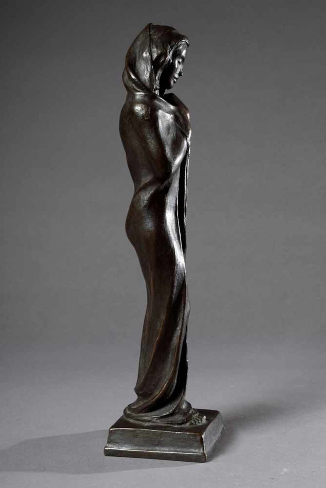 Monogrammist H.H. "Stehende mit Umhang", um 1930/40, Bronze, Guss G. Heinze Berlin, H. - Bild 7 aus 7